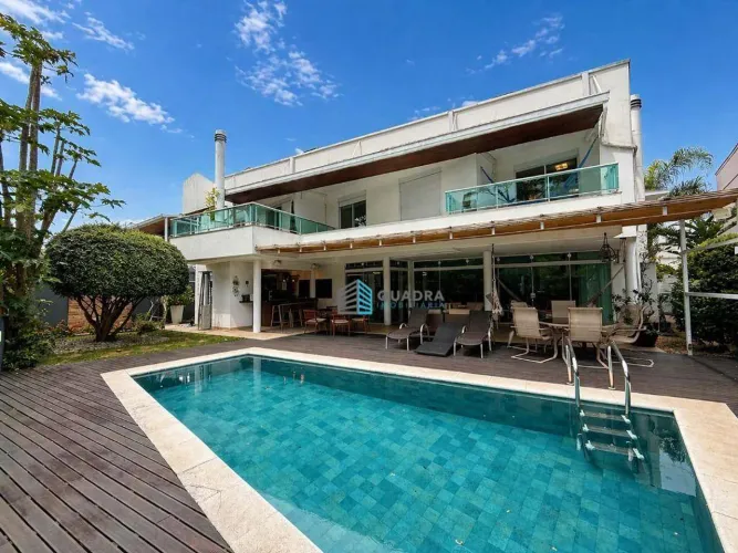 Casa em condomínio fechado à venda no Santa Mônica, Florianópolis, com alto padrão de acab