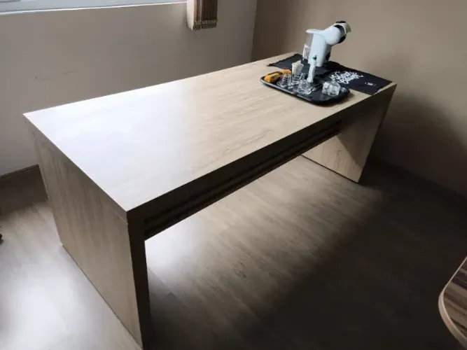 Mesa de Escritório - Estado de Nova