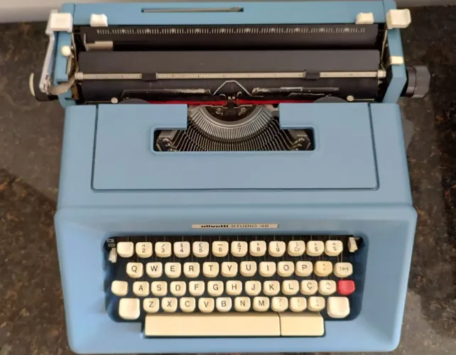 Máquina de escrever Olivetti Studio 46