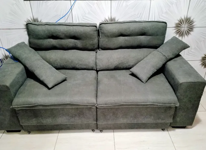 Vendo sofá 2 lugares seminovo em perfeito Estado. Valor 1100. Contato: *95