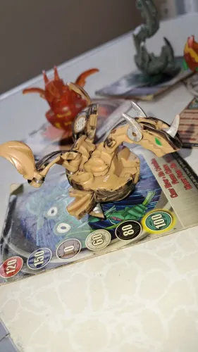 Bakugan Ultra Dragonoid Typhoon especial raro