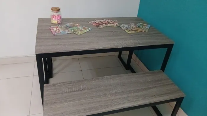 Mesa com 2 bancos