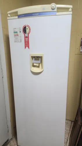 Geladeira Consul 1 porta com dispenser de água