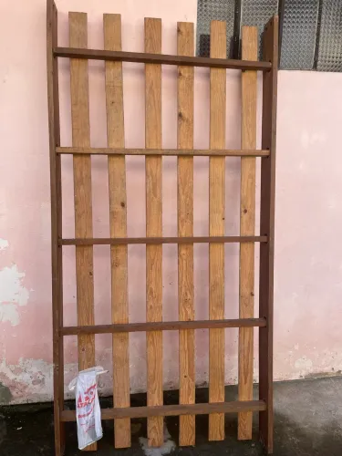Vendo cama de madeira de solteiro