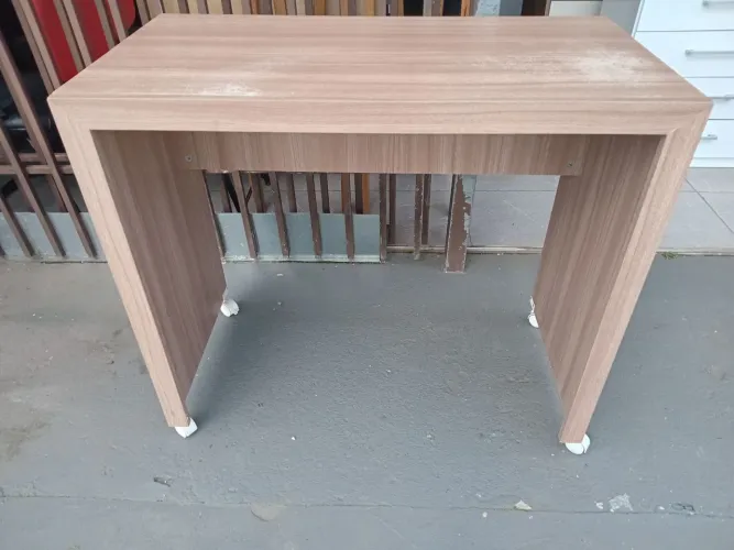 Mesa de computador em bom estado. (Entrego)