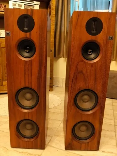 Caixas de Som modelo Torres em madeira maciça
