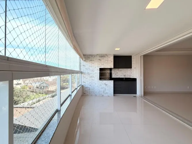 Apartamento no condomínio Torre Sete com 03 suítes, 03 vagas e escritório.