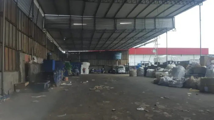 GALPÃO ABERTO MED. 1300 M2 E 2800 M2 DE TERRENO P/ LOCAÇÃO PRÓXIMO A FEIRA DO PRODUTOR!