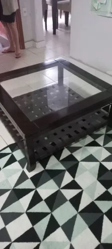 mesa de centro, em madeira e tampo de vidro ,
