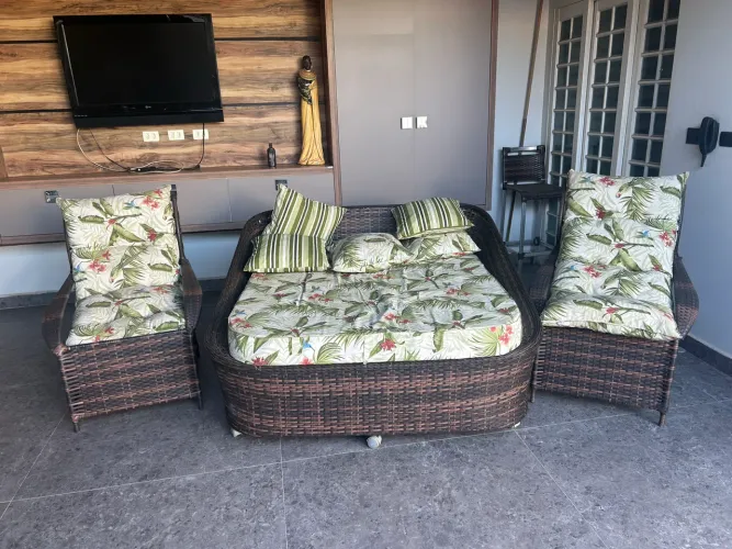 Chaise com almofadas 1,50x1,50 e duas cadeiras