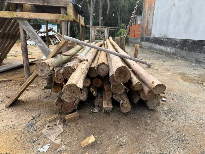 Vende - se Madeiras caixaria + escoras em São José