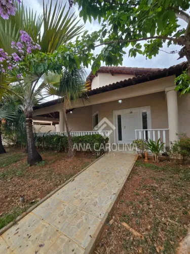 Encantadora Casa à Venda no Condomínio Portal das Acácias