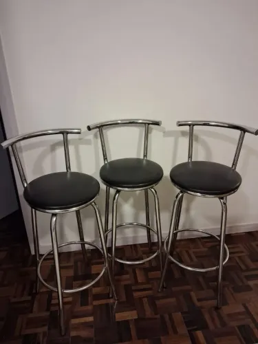 Banqueta alta giratória para bancadas/área de churrasqueira
