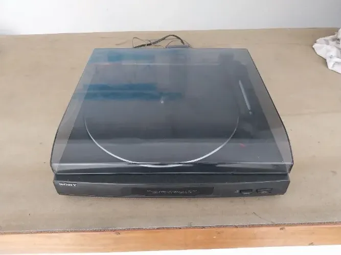 Toca discos Sony modelo PS LX52P com agulha boa opera em 33/45 rpm.