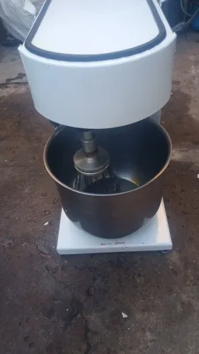 Vendo Batedeira planetária usada
