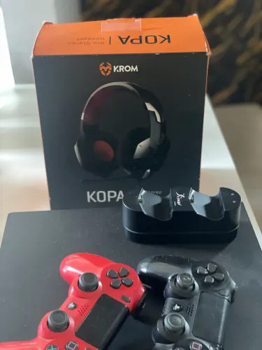 Vendo PS4 PRO de 1 Tera por 1500 vai acompanhando com acessórios pra ir logo.