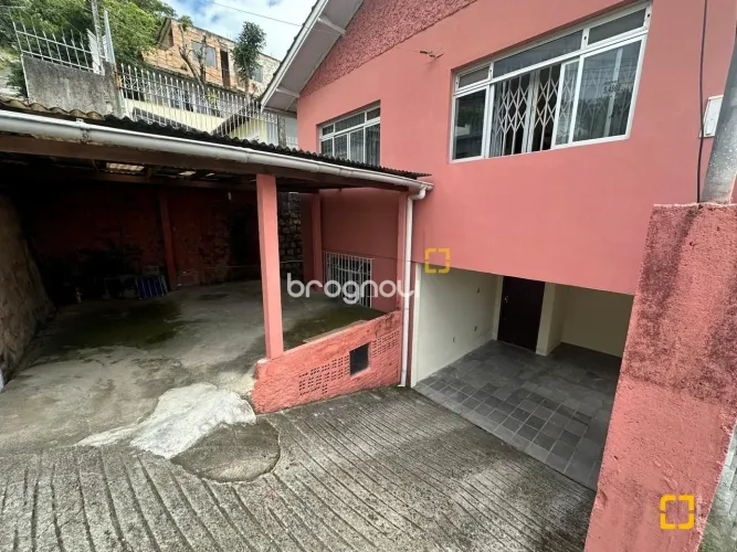 Casa com 02 pisos, 01 kitinet
