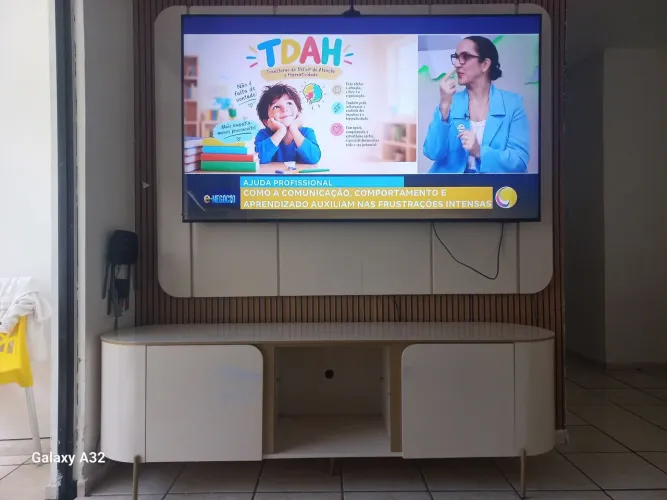 Vende- se Rack e oainel em excelente estado