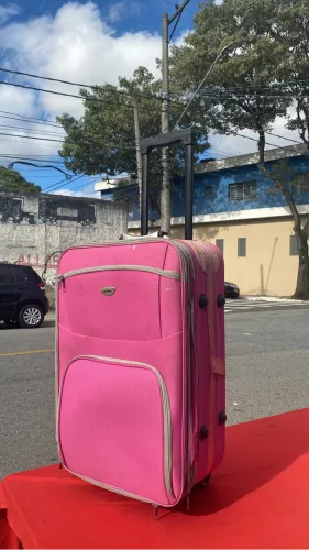 Mala rosa de rodinha 
