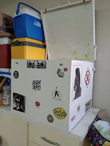 Vendo mesa reveladora + 4 berços para serigrafia.