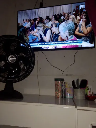 Vendo tv em ótimo estado 5 mês de uso com nota fiscal