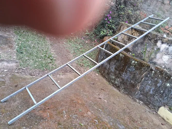 Vendo uma escada de metal onde reforçada