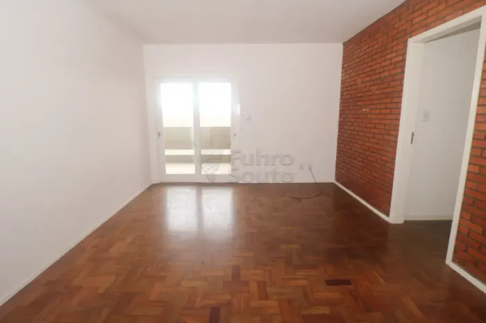Amplo apartamento com 3 dormitórios, suíte e sacada no Condomínio Phoenix