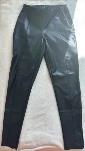 Calça Amaro com zíper lateral.