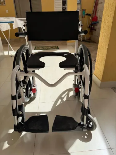 Cadeira de rodas para banho NOVINHA 