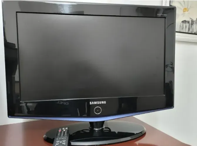 Desapego TV LCD 26" Samsung Super Barato Pequeno detalhe na tela 