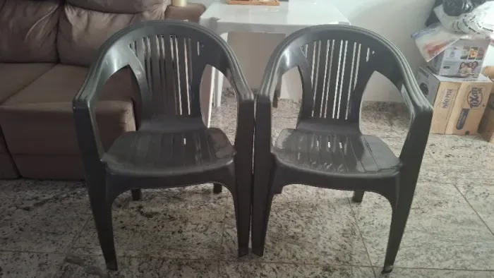 02 CADEIRAS PLÁSTICAS COM BRAÇO