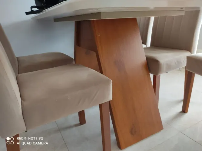 Conjunto de mesa com 6 cadeiras