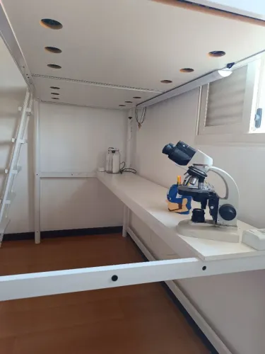 Cama tok&stok alta com mesa de escritório