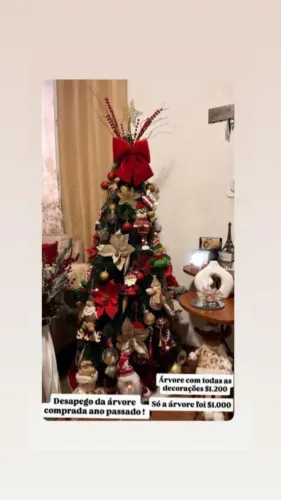 Árvore de Natal com os enfeites