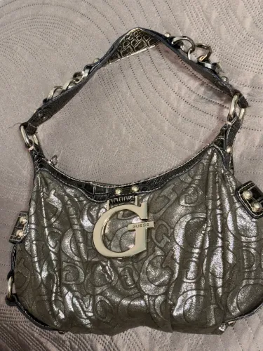 Bolsa guess brilhante y2k