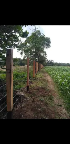 Cerca de arame e madeira 