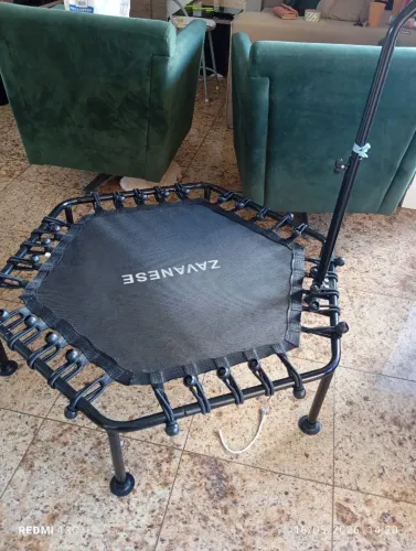 Trampolim jump com molas de cordas elásticas; não faz barulho; capacidade de 250kg