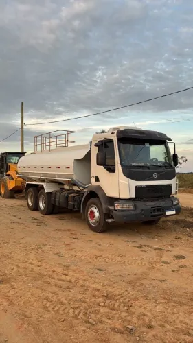 CAMINHÃO PIPA VOLVO VM270 6X4