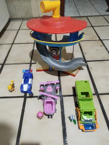 Torre e carros patrulha canina