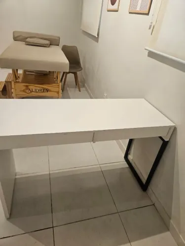 Mesa branca em MDF, base de ferro.