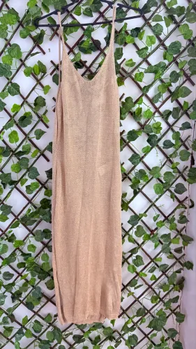 Vestido midi bege em tricô