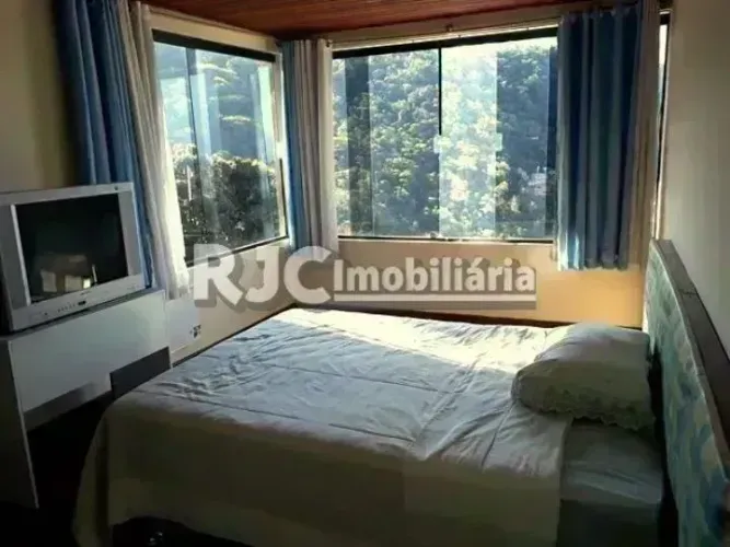 Casa de 190 metros quadrados no bairro Santa Teresa com 6 quartos