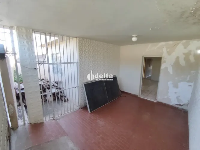 Casa com 03 quartos disponível para venda no bairro Martins em Uberlândia-MG