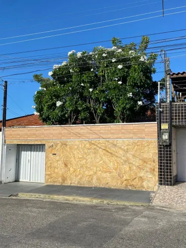 Casa Plana 231m², c/ excelente localização esq. c/ Av Oliveira Paiva, 03 qts (01 suíte), v