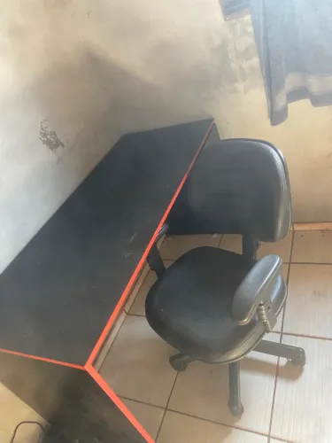 Mesa gamer com cadeira de escritório 
