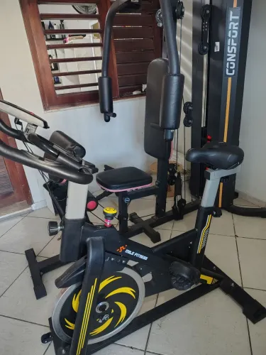 Estação de musculação e bicicleta ergométrica 