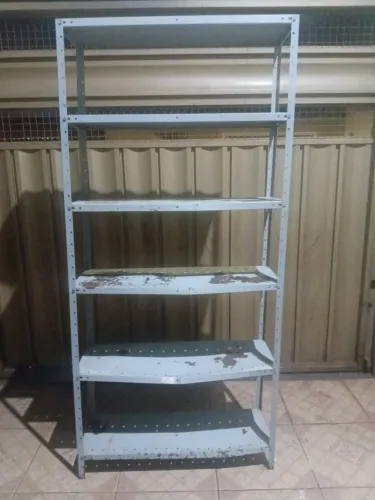 Prateleiras usadas baratas (fáceis de reformar)