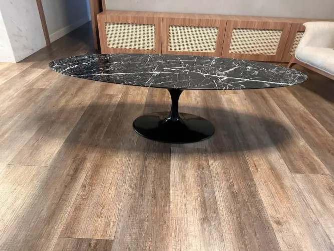 Mesa de centro saarinen em mármore nero