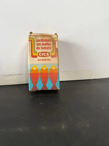 Embalagem vintage de sardinhas em molho de tomate da marca CICA - caixa vazia