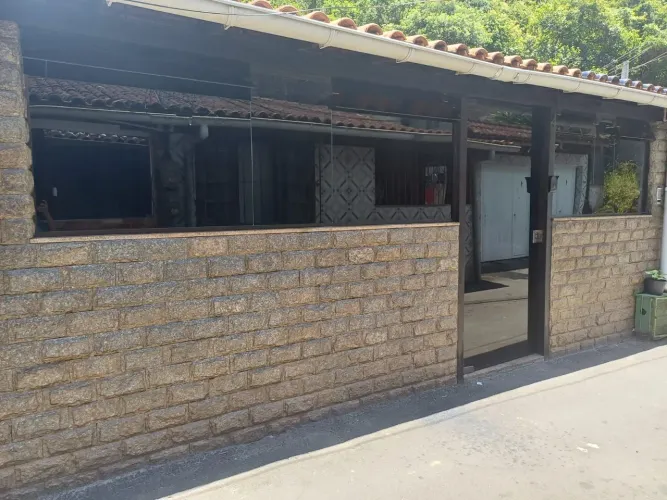 BAIXOU - Casa com ótima Kitnet beira da rua no bairro Independência